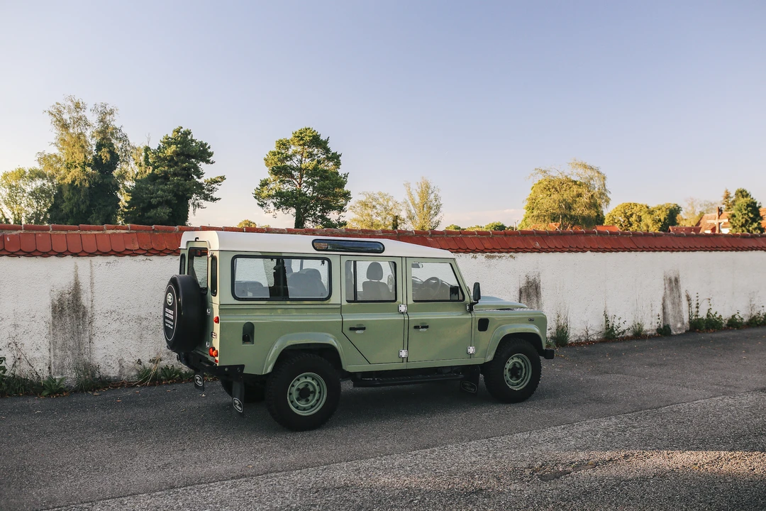 2015 Land Rover Defender 110 - Image 15 of 31