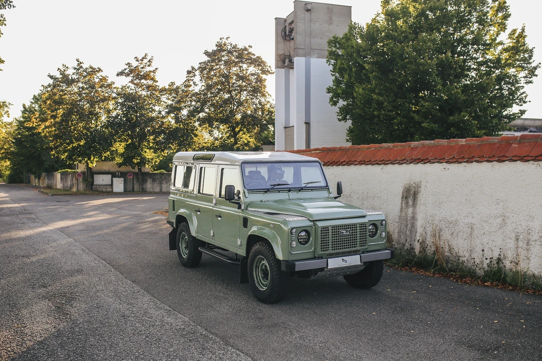 2015 Land Rover Defender 110 - Image 8 of 31