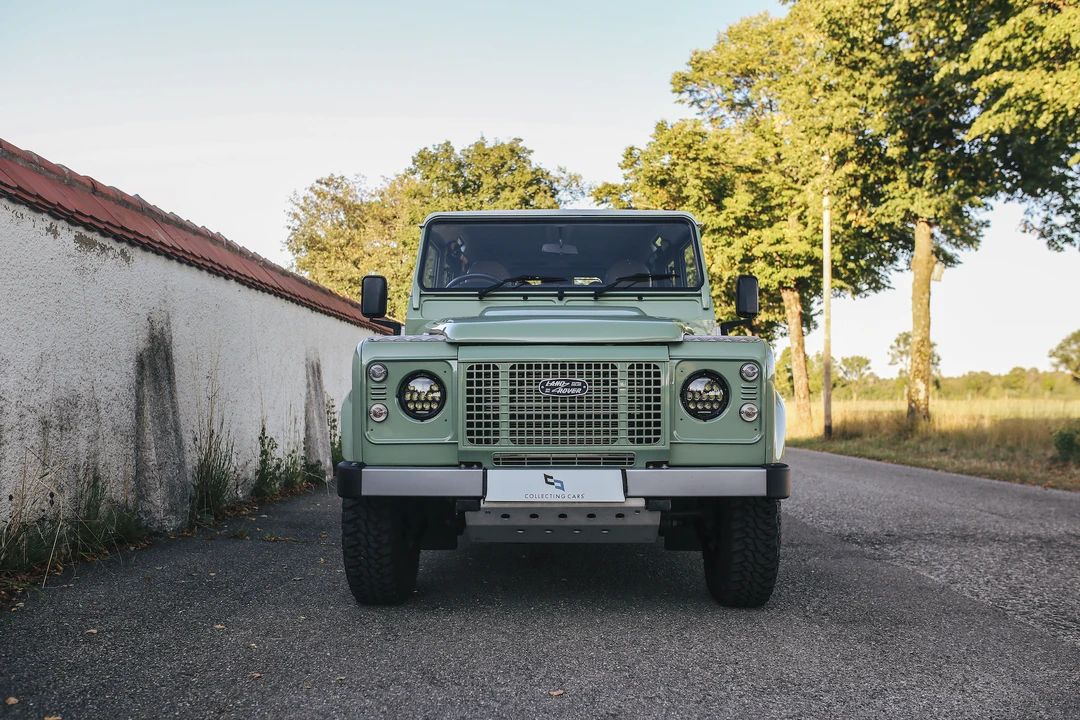 2015 Land Rover Defender 110 - Image 9 of 31