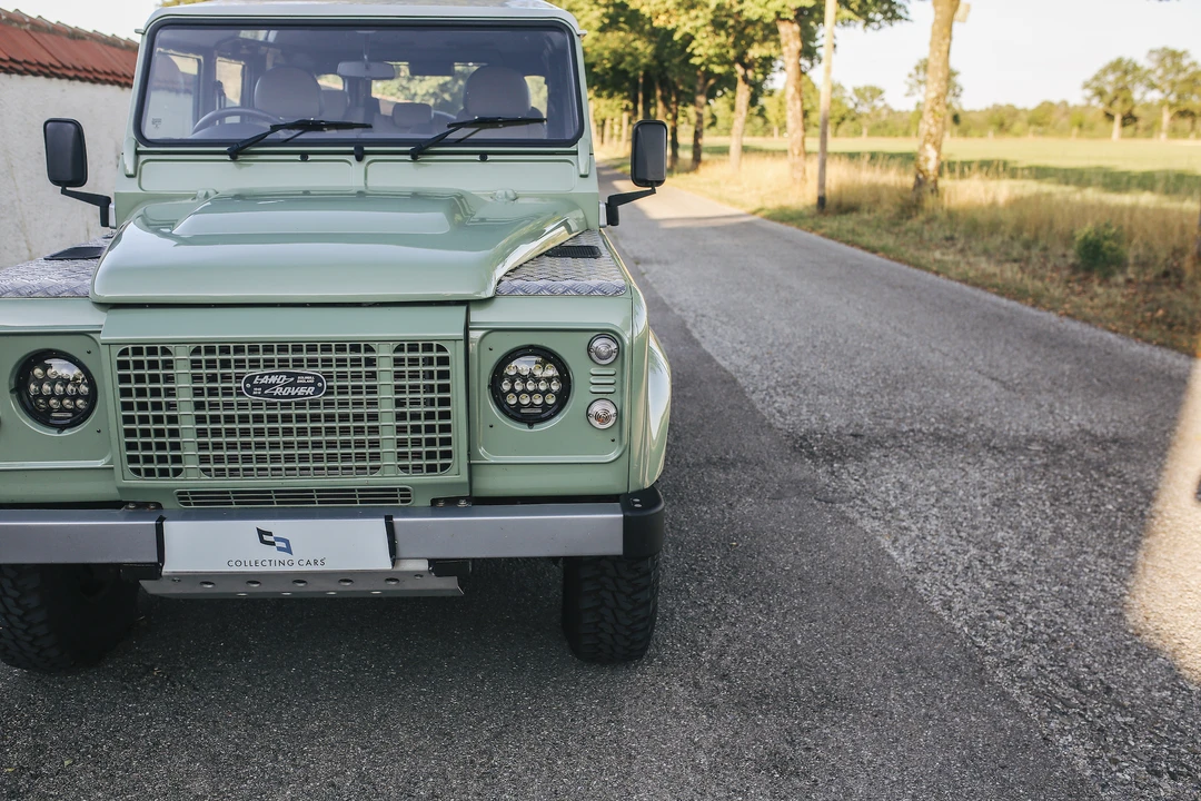 2015 Land Rover Defender 110 - Image 30 of 31