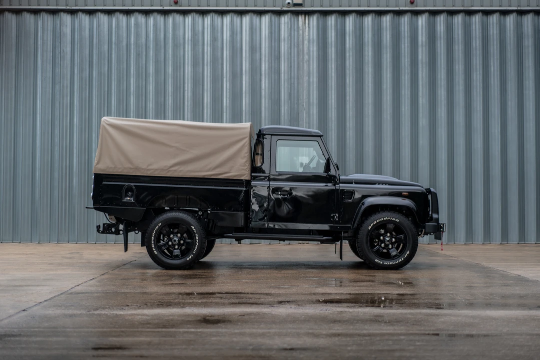 2015 Land Rover Defender 110 - Image 5 of 31