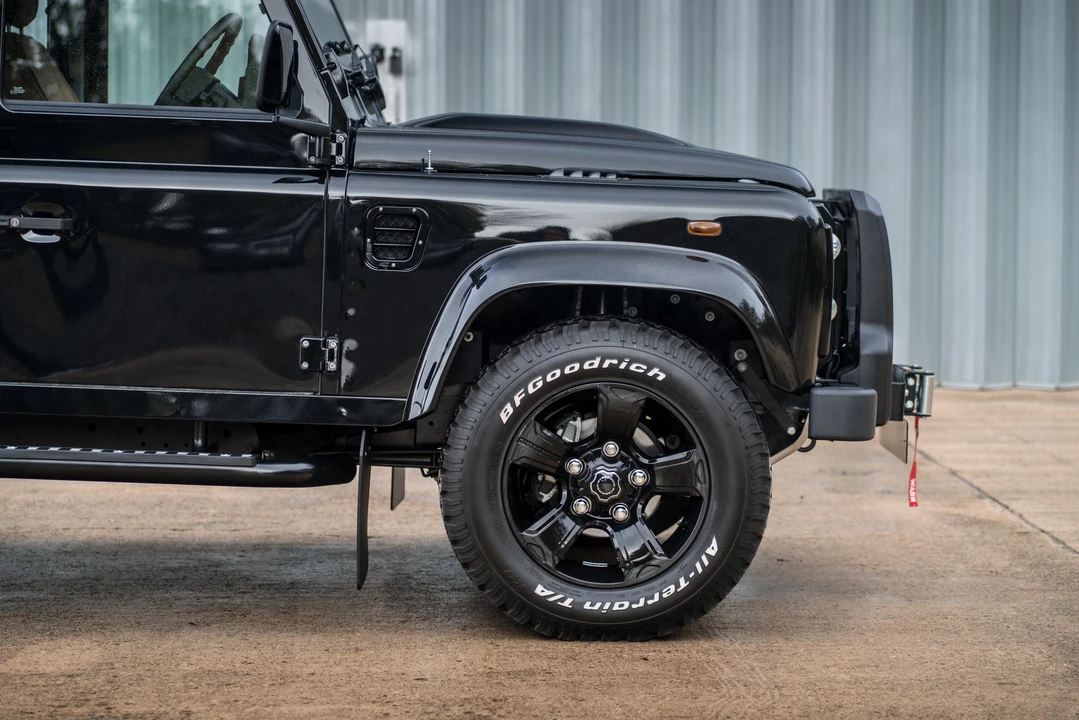 2015 Land Rover Defender 110 - Image 17 of 31