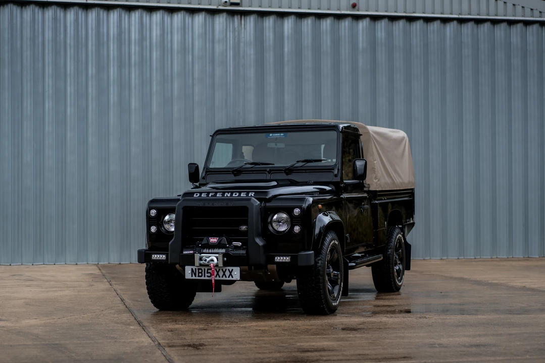 2015 Land Rover Defender 110 - Image 14 of 31