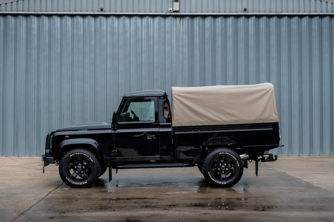 2015 Land Rover Defender 110 - Image 9 of 31