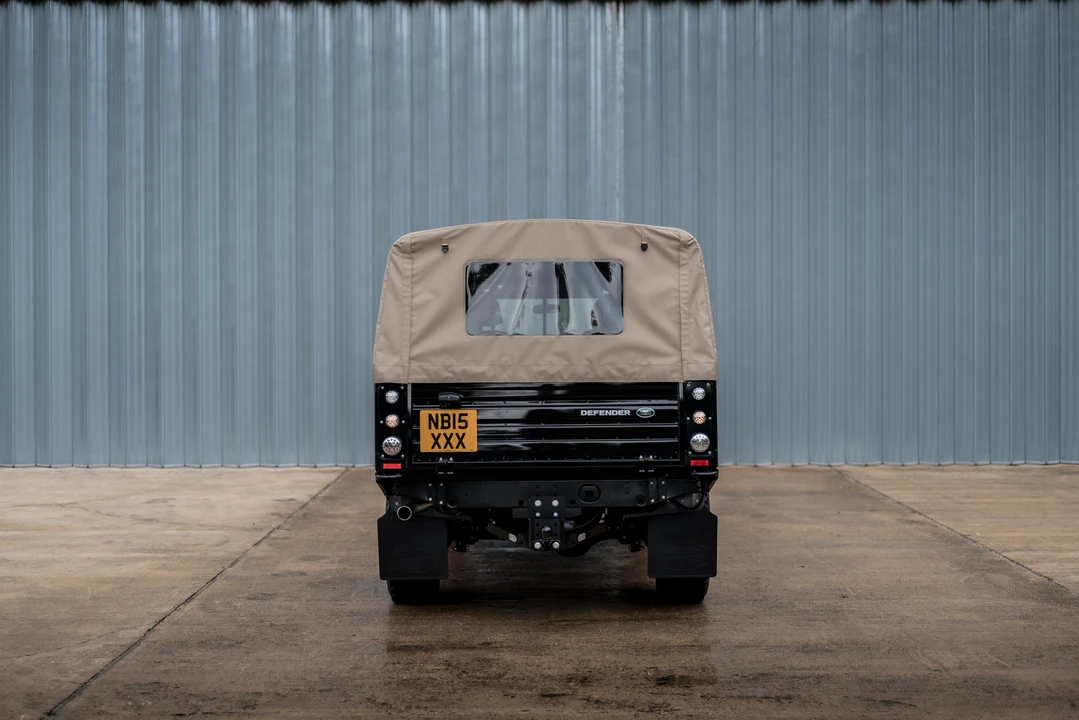 2015 Land Rover Defender 110 - Image 7 of 31
