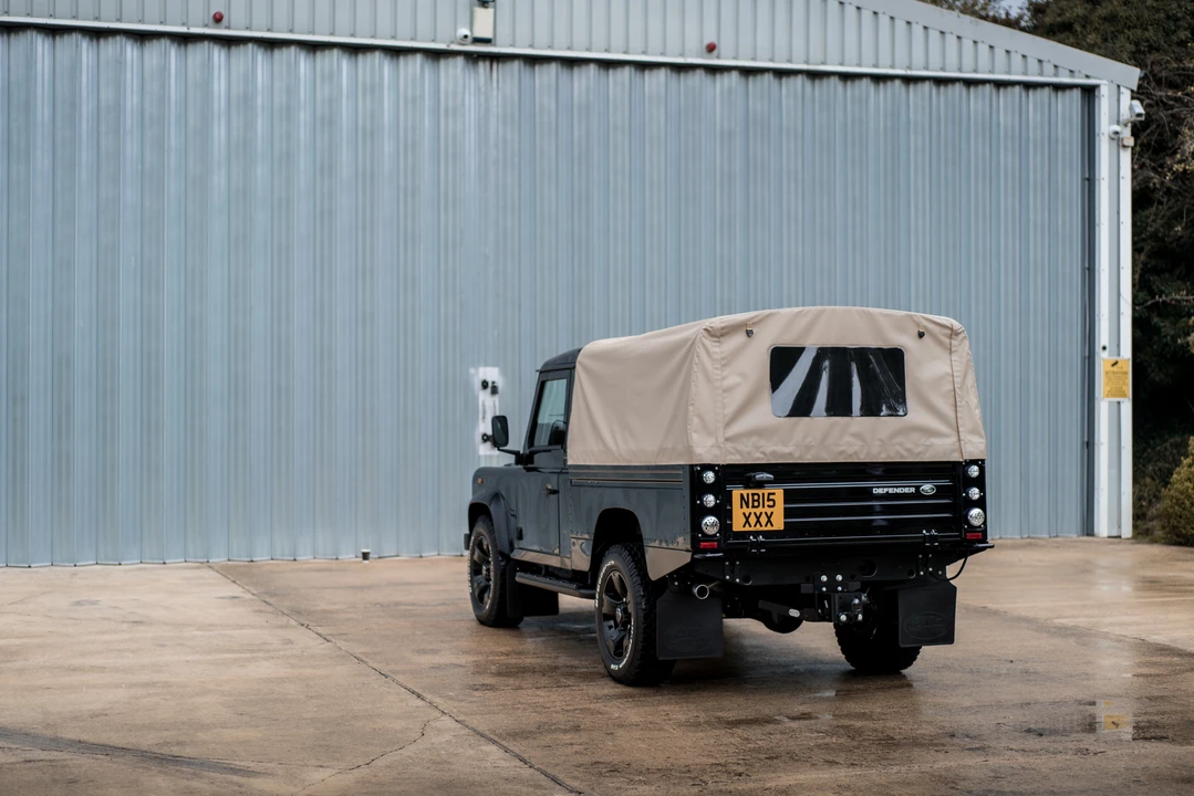 2015 Land Rover Defender 110 - Image 15 of 31