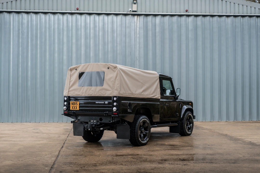 2015 Land Rover Defender 110 - Image 6 of 31