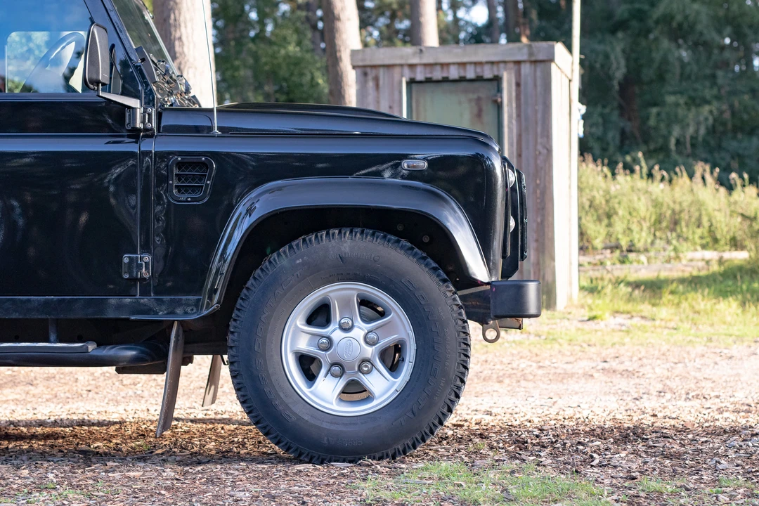 2015 Land Rover Defender 110 - Image 6 of 31