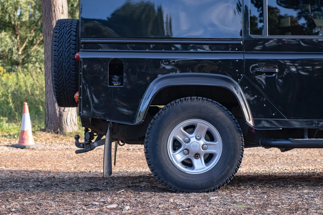 2015 Land Rover Defender 110 - Image 8 of 31
