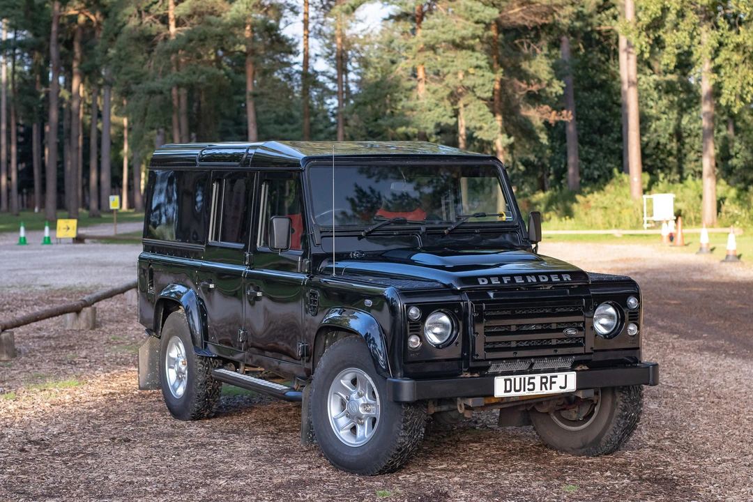 2015 Land Rover Defender 110 - Image 17 of 31