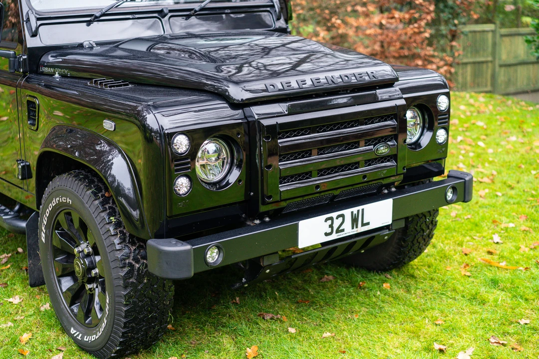 2015 Land Rover Defender 110 - Image 17 of 31