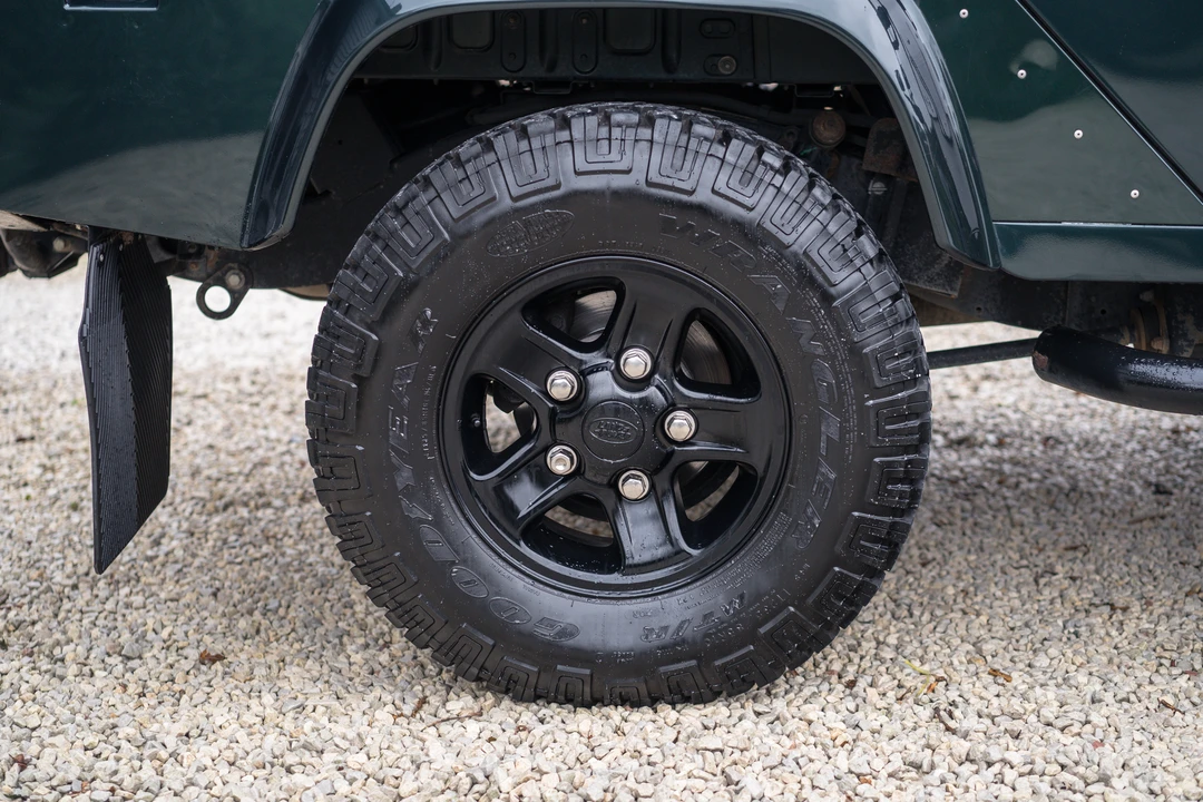 2015 Land Rover Defender 110 - Image 14 of 31