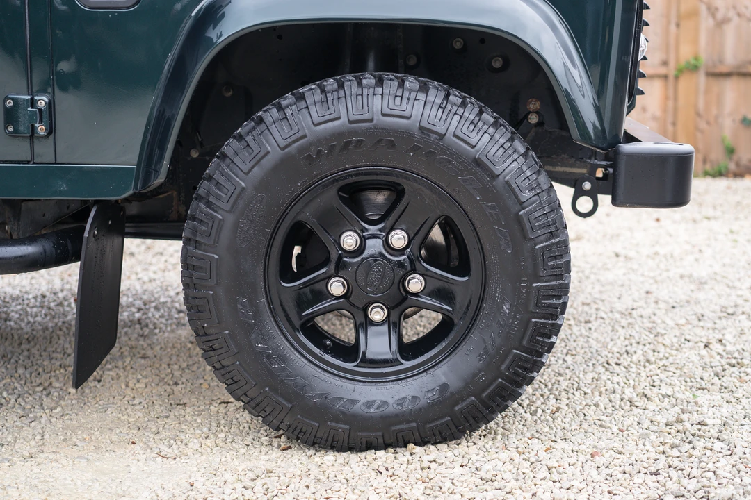 2015 Land Rover Defender 110 - Image 15 of 31