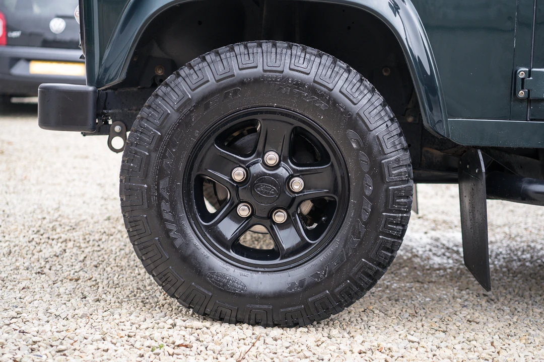 2015 Land Rover Defender 110 - Image 16 of 31