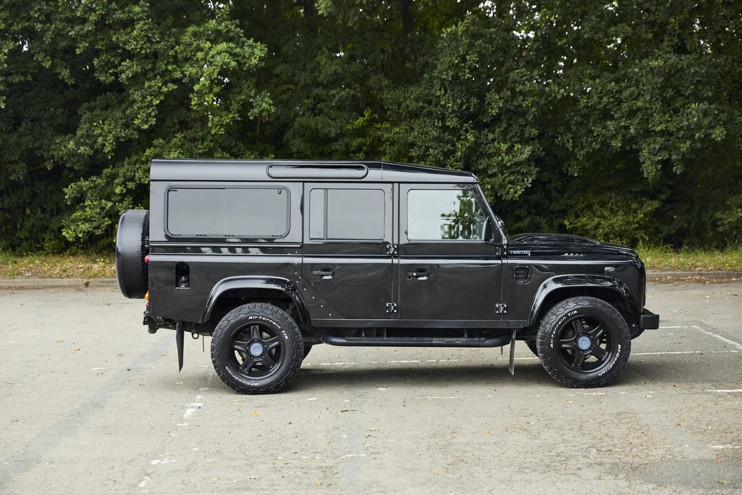 2015 Land Rover Defender 110 - Image 9 of 31