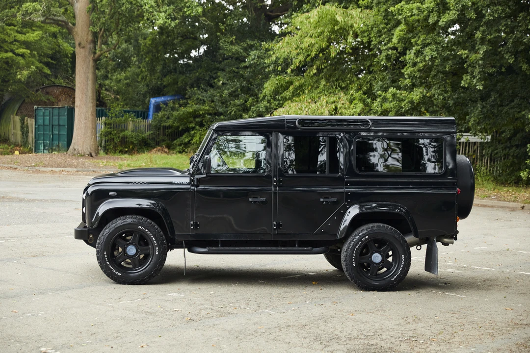 2015 Land Rover Defender 110 - Image 5 of 31