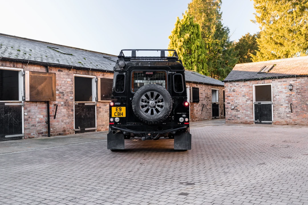 2015 Land Rover Defender 110 - Image 7 of 31