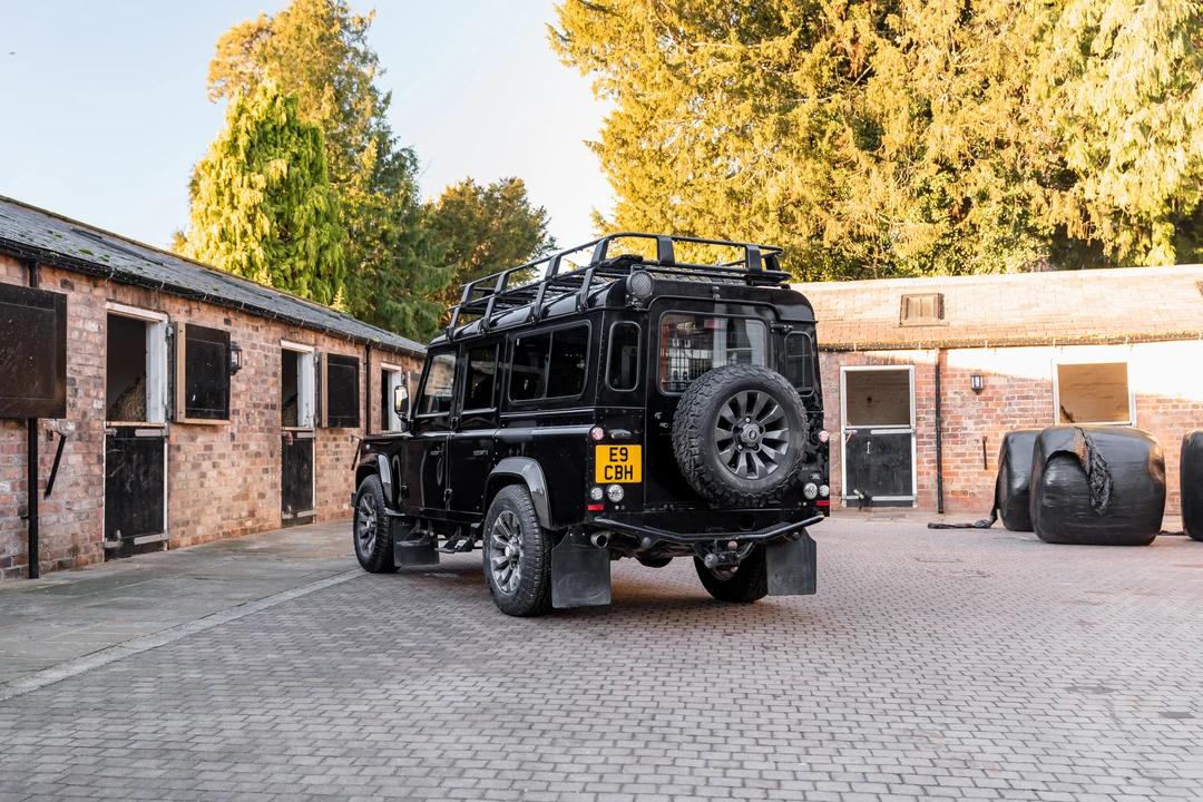 2015 Land Rover Defender 110 - Image 6 of 31