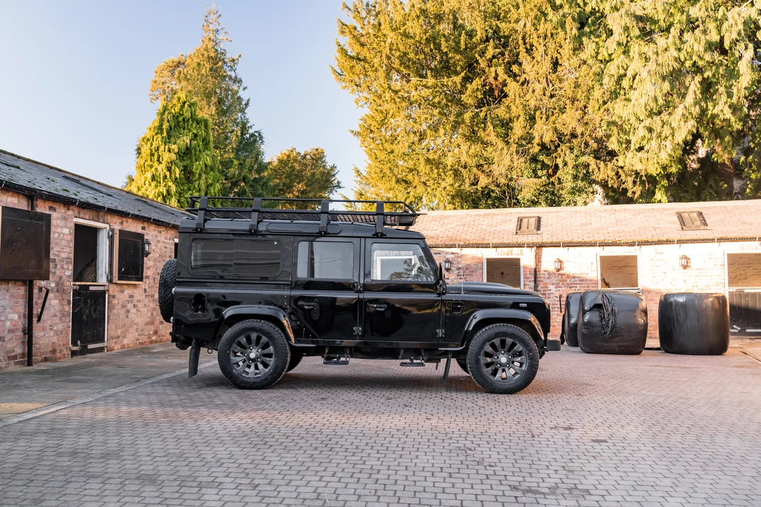 2015 Land Rover Defender 110 - Image 9 of 31