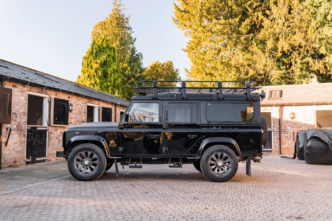 2015 Land Rover Defender 110 - Image 5 of 31