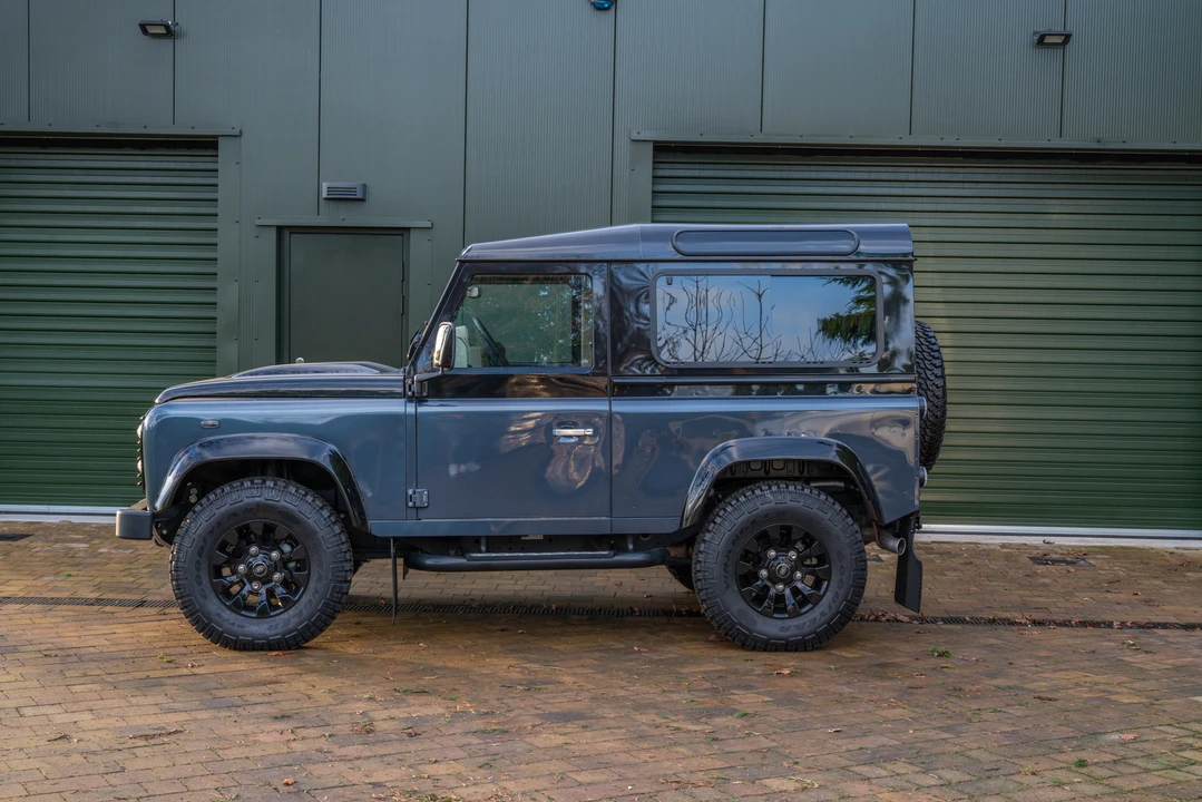 2015 Land Rover Defender 90 - Image 5 of 31
