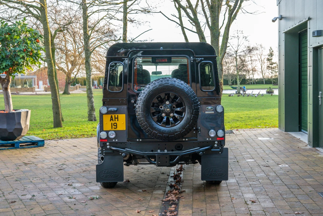 2015 Land Rover Defender 90 - Image 15 of 31