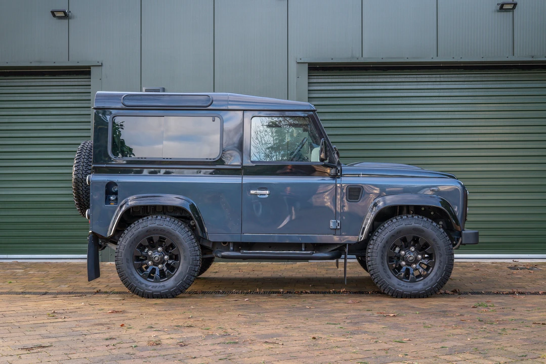 2015 Land Rover Defender 90 - Image 9 of 31