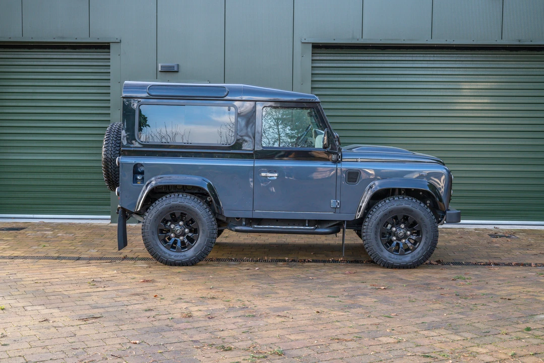 2015 Land Rover Defender 90 - Image 17 of 31