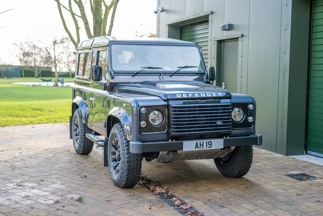2015 Land Rover Defender 90 - Image 10 of 31