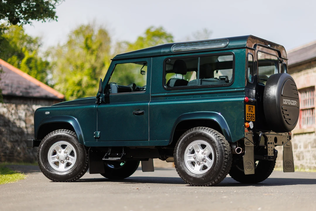 2015 Land Rover Defender 90 - Image 17 of 31