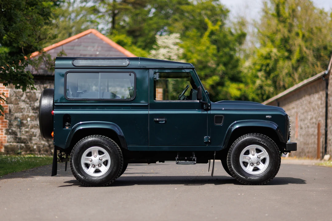 2015 Land Rover Defender 90 - Image 5 of 31