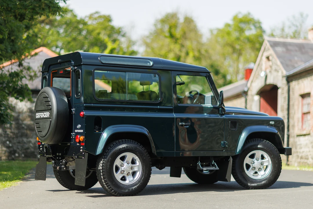 2015 Land Rover Defender 90 - Image 6 of 31