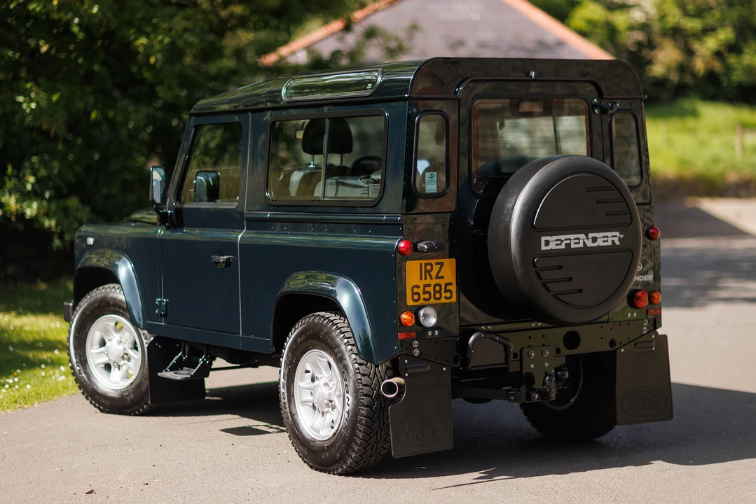 2015 Land Rover Defender 90 - Image 15 of 31