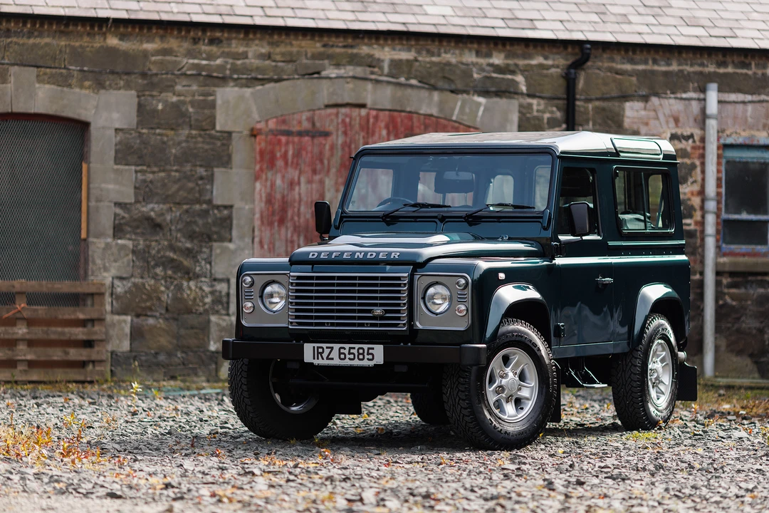 2015 Land Rover Defender 90 - Image 10 of 31