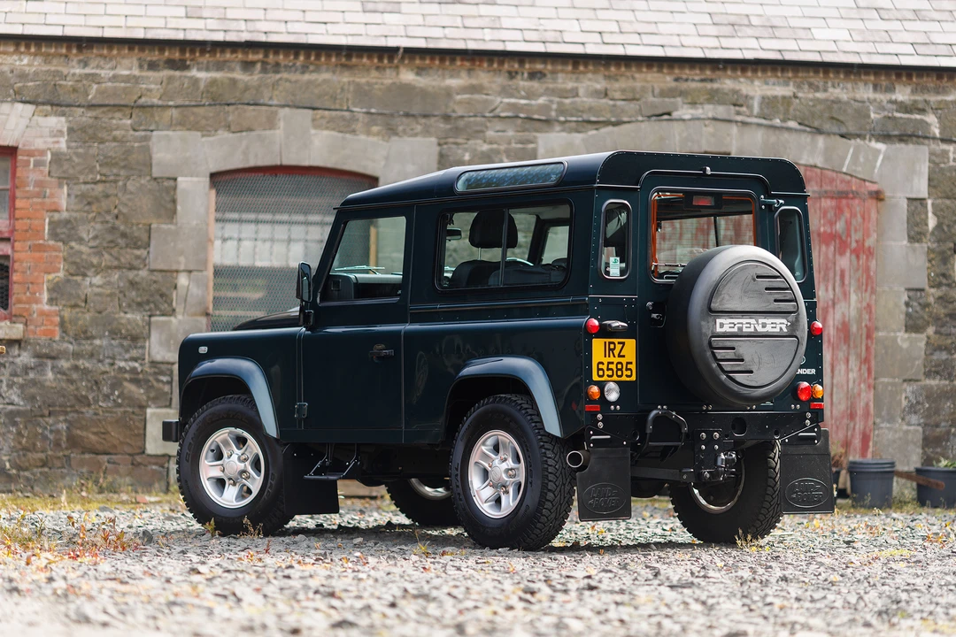 2015 Land Rover Defender 90 - Image 8 of 31