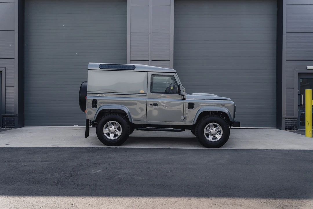 2015 Land Rover Defender 90 - Image 5 of 31