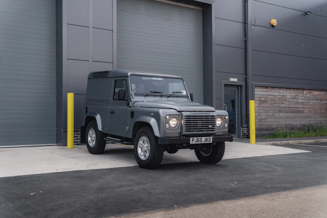 2015 Land Rover Defender 90 - Image 14 of 31