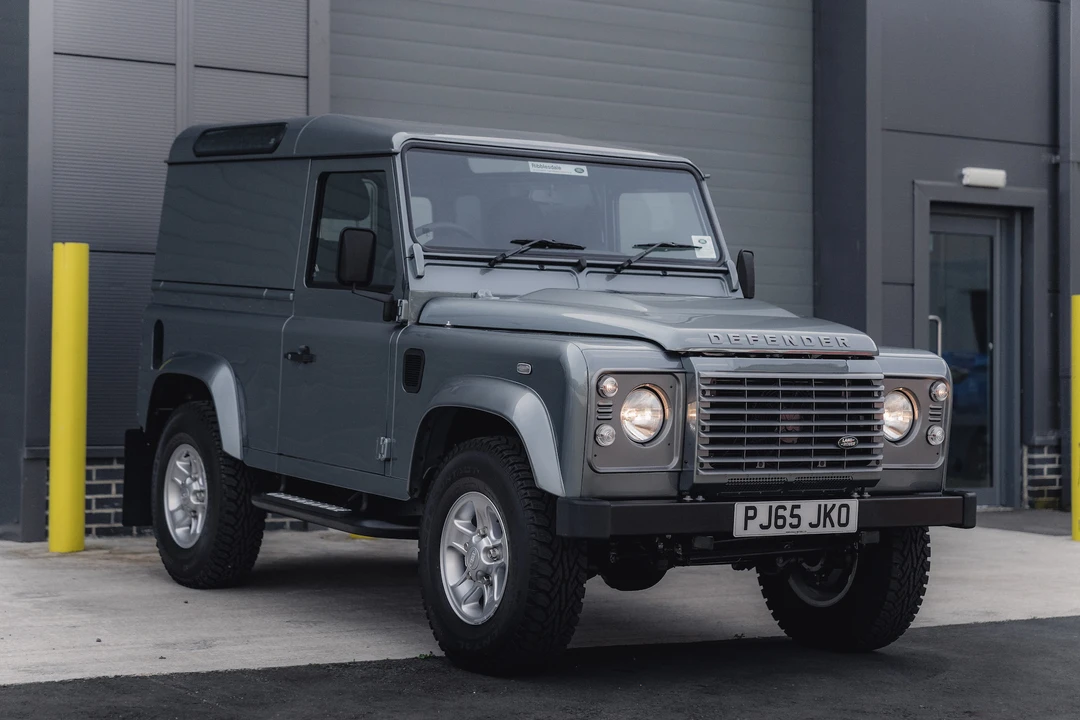 2015 Land Rover Defender 90 - Image 4 of 31