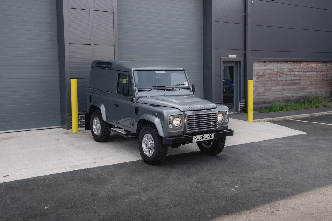 2015 Land Rover Defender 90 - Image 15 of 31