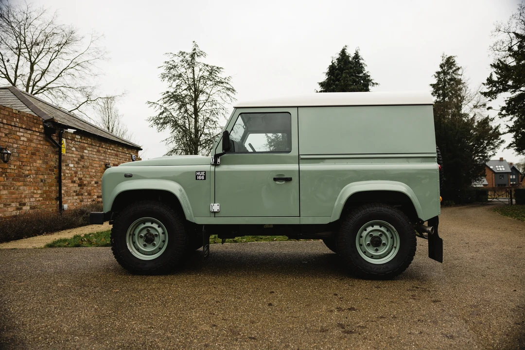 2015 Land Rover Defender 90 - Image 5 of 31
