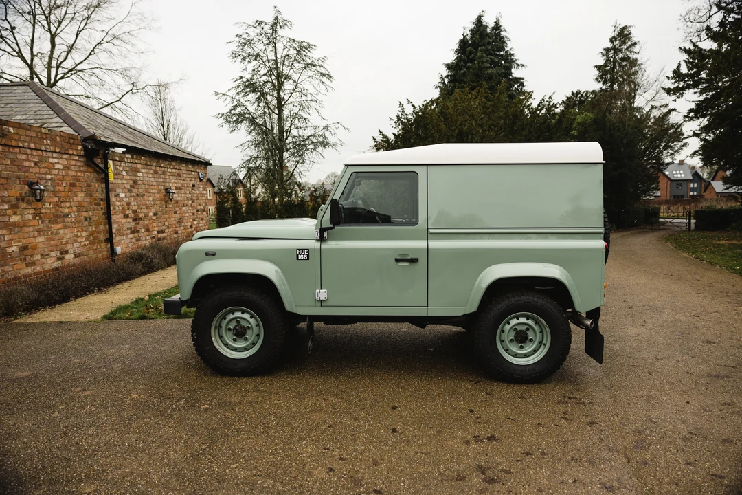2015 Land Rover Defender 90 - Image 13 of 31