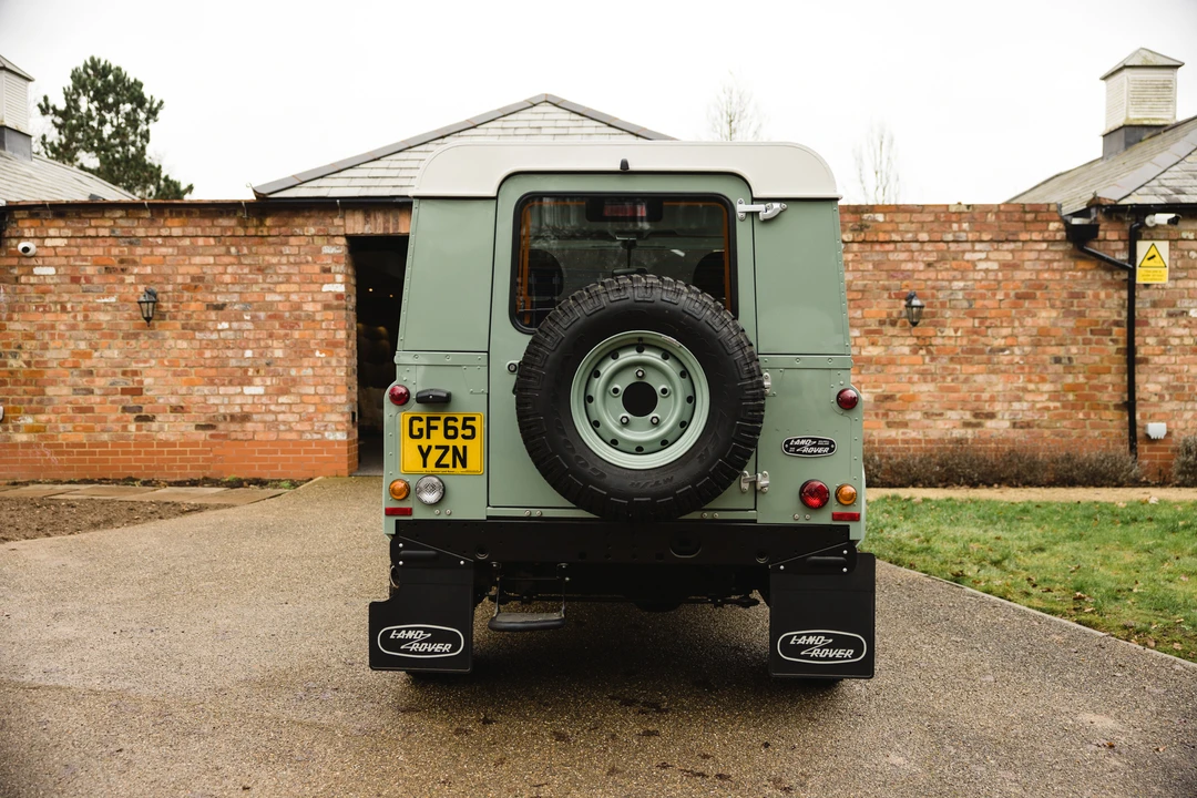 2015 Land Rover Defender 90 - Image 14 of 31