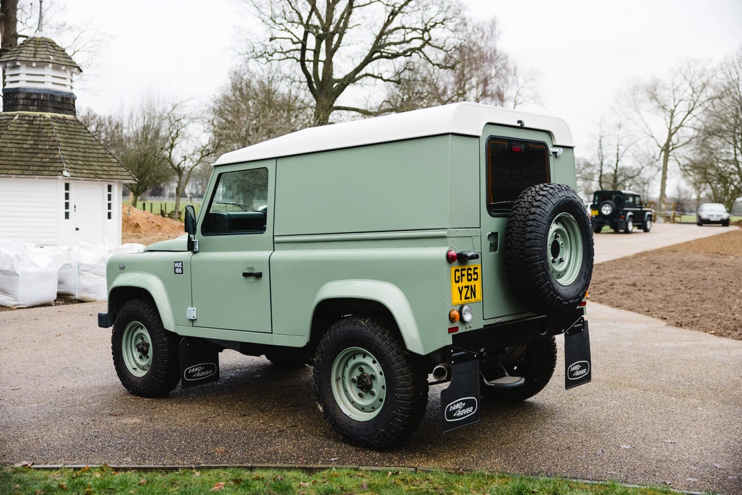 2015 Land Rover Defender 90 - Image 6 of 31