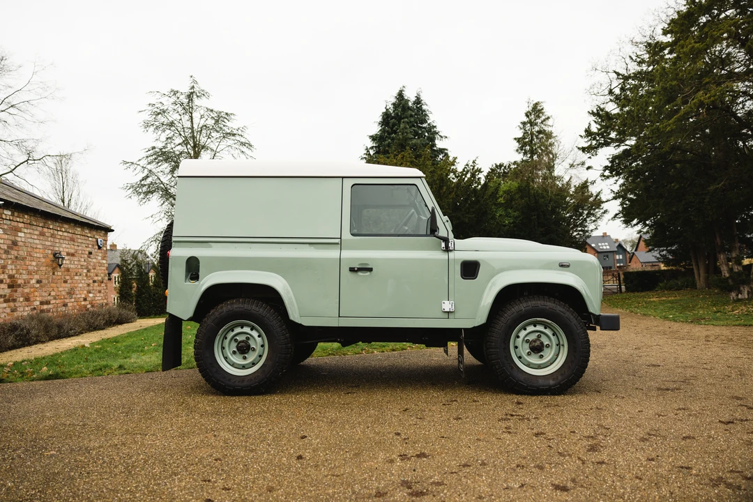 2015 Land Rover Defender 90 - Image 9 of 31