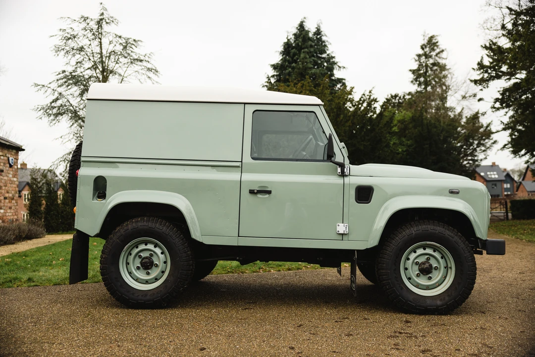 2015 Land Rover Defender 90 - Image 15 of 31