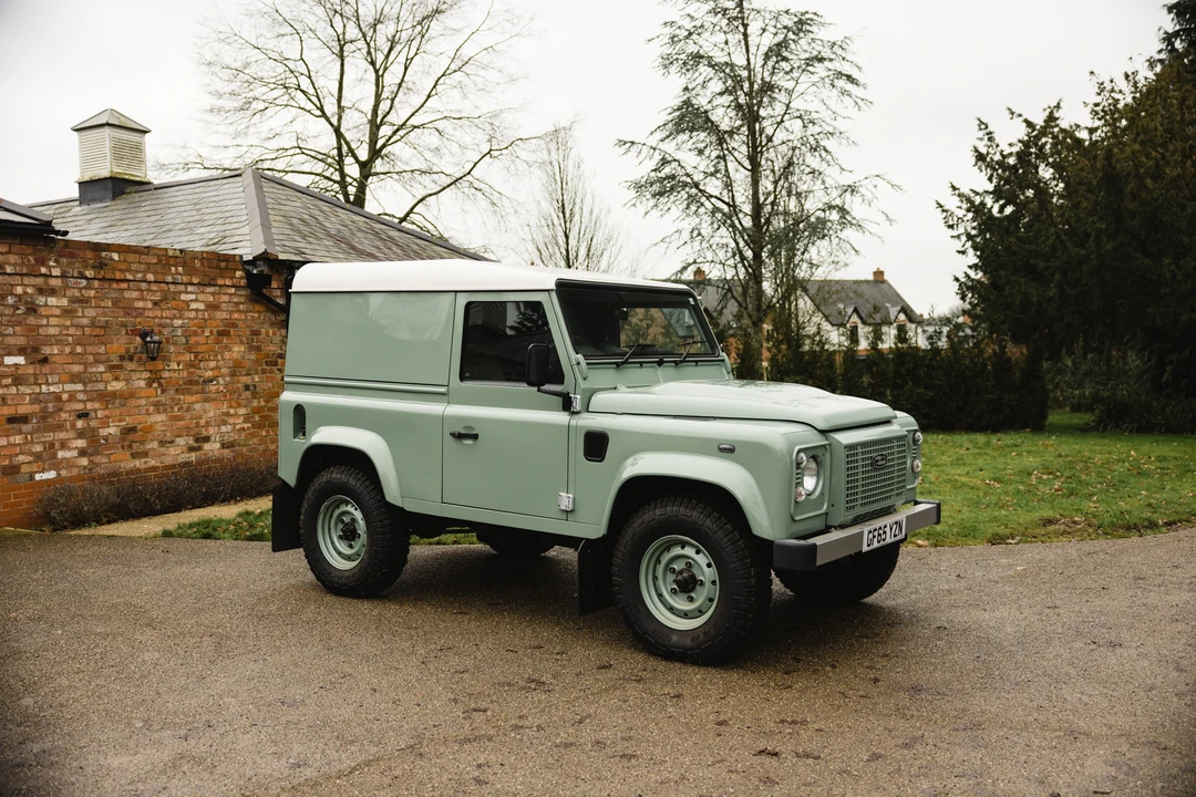 2015 Land Rover Defender 90 - Image 10 of 31