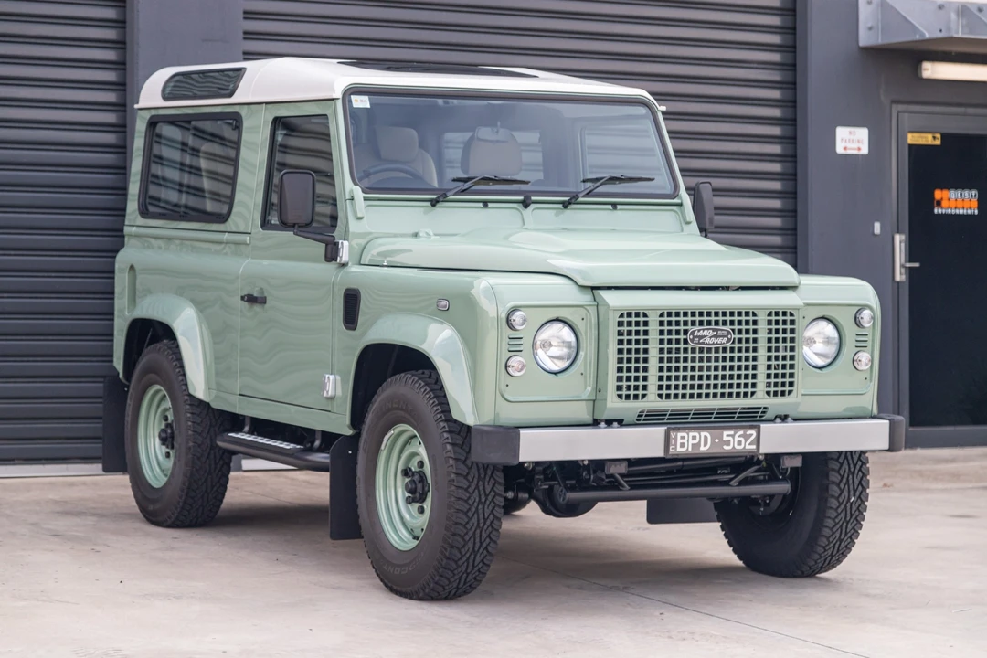 2015 Land Rover Defender 90 - Image 4 of 31