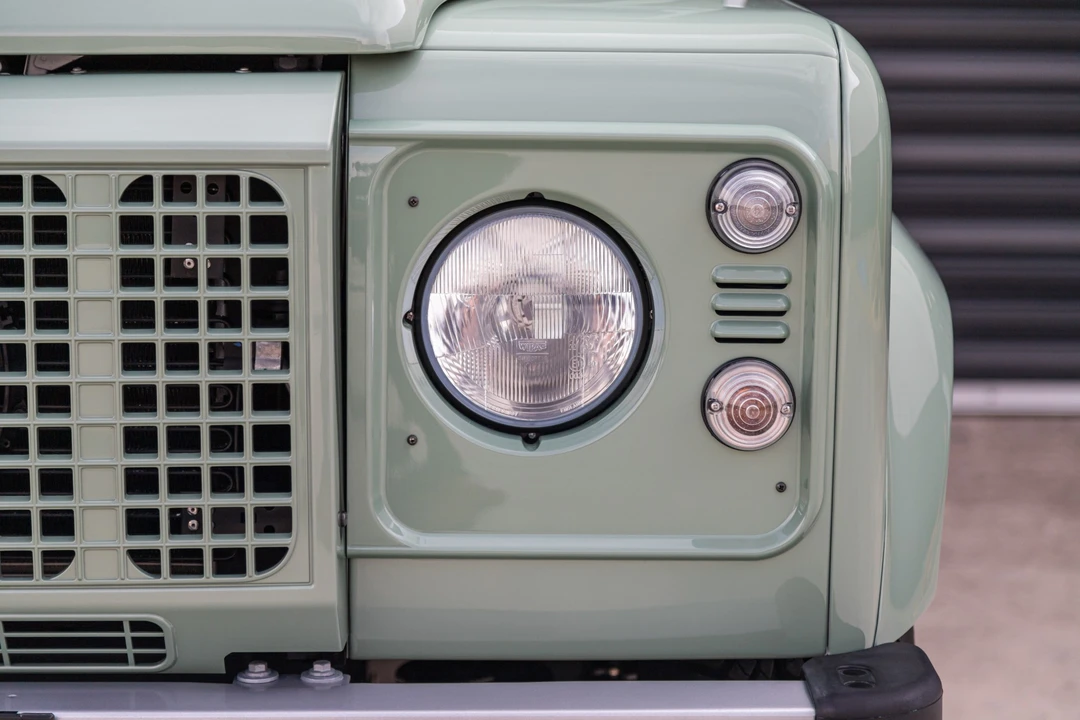 2015 Land Rover Defender 90 - Image 14 of 31