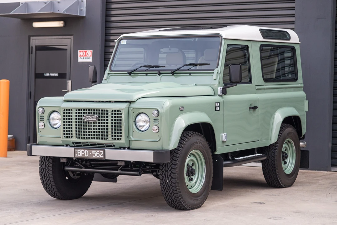 2015 Land Rover Defender 90 - Image 10 of 31