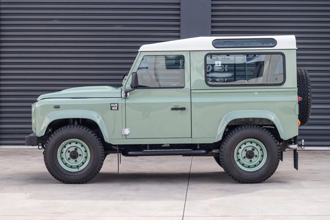 2015 Land Rover Defender 90 - Image 9 of 31